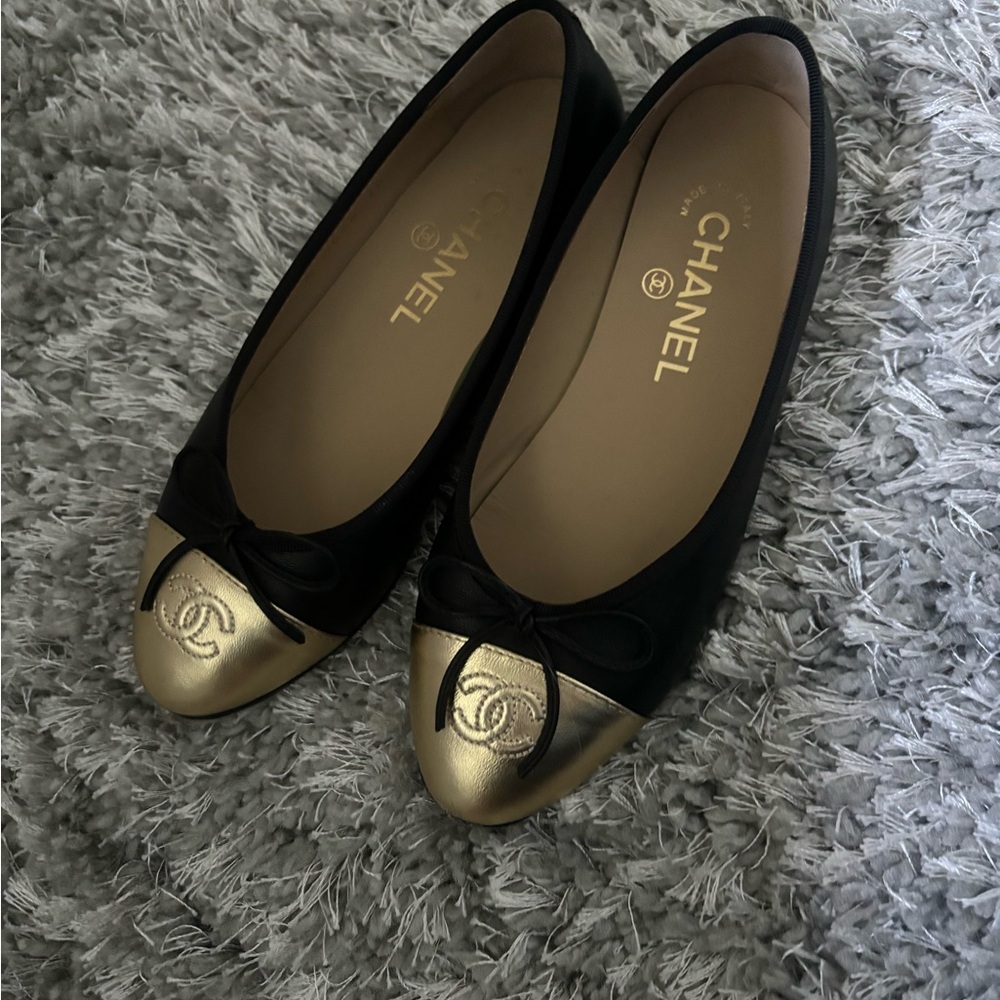 Unauthentic Chanel flats but very realistic